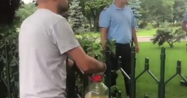 Clipe tensionate în faţa Guvernului. Un bărbat s-a legat cu lanţul de gardul Palatului Victoria și a amenințat că-și dă foc