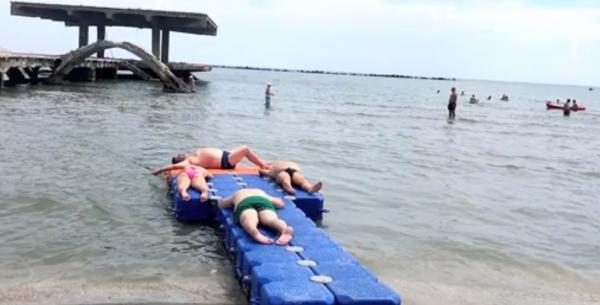 Pontonul pentru copii de pe plaja persoanelor cu dizabilităţi din Mamaia, ocupat de turiştii veniţi la plajă