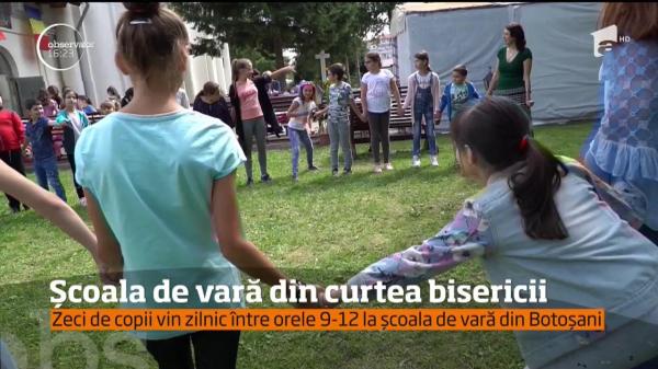 Curtea bisericii din Vovidenia, din Botoșani, școală de vară pentru zeci de copii. Fiecare zi se încheie cu o discuție cu preotul