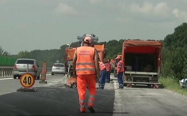 Pericolul pândeşte pe Autostrada Soarelui. Autorităţile au început din nou peticitul