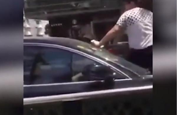 Scene halucinante în China! O femeie înșelată s-a urcat pe mașina soțului, în timp ce acesta conducea