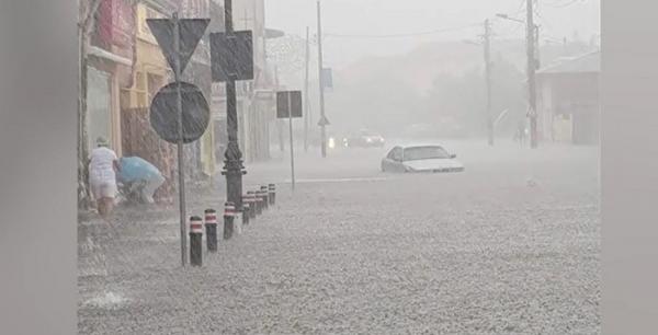 A fost cod portocaliu de inundații în trei judeţe din ţară. Străzile oraşelor au fost acoperite de ape în doar câteva minute