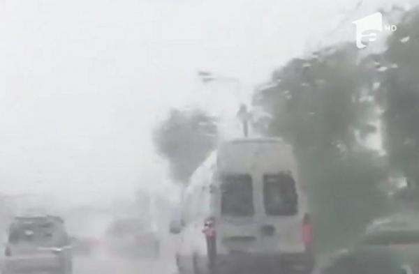 Vremea le strică vacanța turiştilor. Meteorologii anunță ploi pe litoral