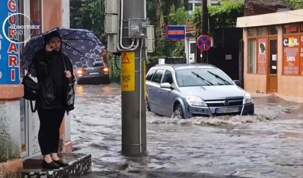 Alertă de ploi şi furtuni până marţi seara. Meteorologii avertizează asupra pericolului de inundaţii