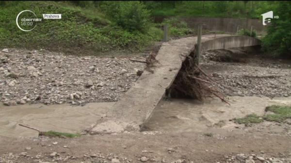 Furtuniile şi vijeliile au făcut noi ravagii în ţară! Un pod s-a rupt în Prahova, mai multe familii au rămas izolate