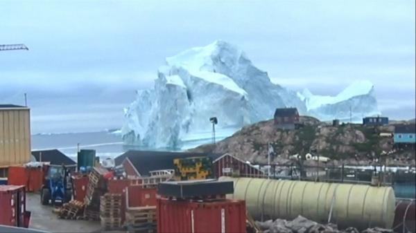 Un aisberg de 11 milioane de tone pune în pericol un mic sat din Groenlanda