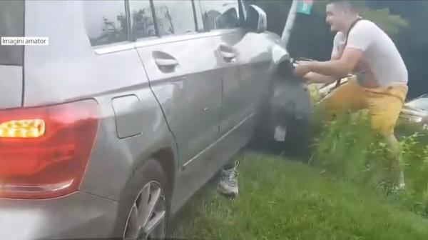 O maşină scăpată de sub control a spulberat un grup de pietoni, în București! Doi copii şi un bărbat au fost răniţi