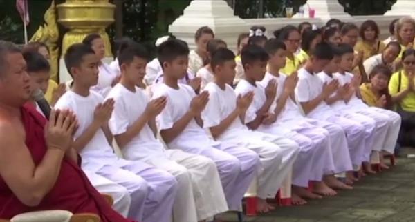 Copiii salvaţi din peştera inundată din Thailanda, primiţi ca novici într-o mânăstire budistă