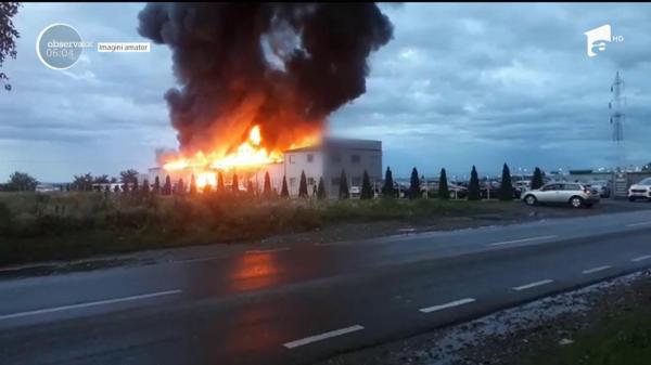 Un incendiu uriaş a mistuit un service auto de lângă Ploieşti. Peste 40 de pompieri au încercat să stingă focul