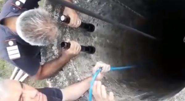Salvare spectaculoasă în Mehedinţi. Pompierii şi alpiniştii de intervenţie au asalvat un căţeluş căzut într-o fântână secată