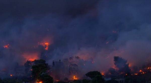 O ploaie de cenuşă a căzut peste ruinele arse ale Greciei. Bilanţul a crescut din nou: sunt 85 de morţi şi peste 100 de dispăruţi