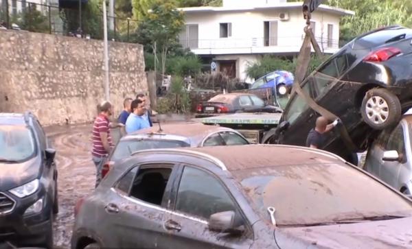 Grecia, devastată de inundaţii! Plouă cu cenușă, iar localitățile arată ca după război