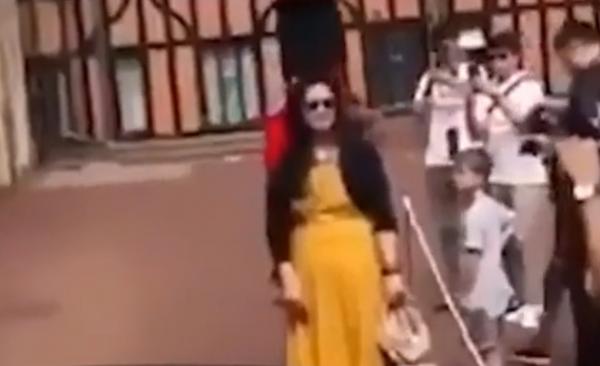 Revoltă în rândul internauţilor, după ce un soldat din Garda Regală bruscat o turistă la Castelul Windsor