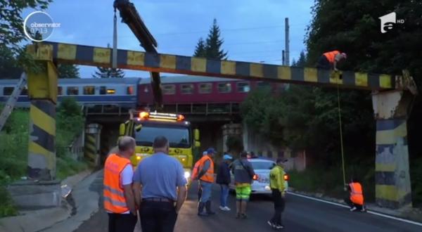 La un pas de tragedie pe DN1, după ce un şofer de TIR a dislocat o grindă de gabarit