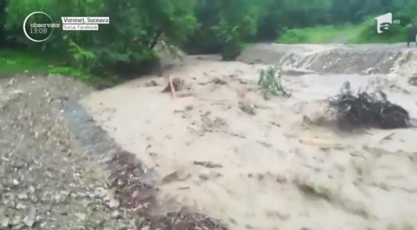 Furtunile au făcut prăpăd în mai multe zone din ţară. Sate izolate, după ce puhoaiele au dărâmat un pod
