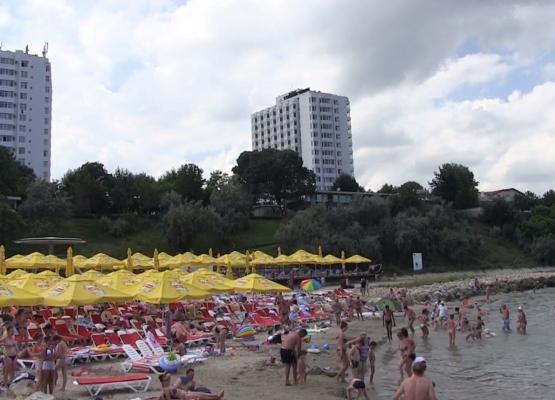 În plin cod galben de ploi, litoralul este arhiplin. Vor fi trei nopți albe în cluburile exclusiviste