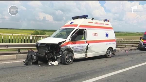 Accident grav pe un pod din localitatea Remetea. Un şofer a intrat pe contrasens şi a lovit frontal o ambulanţă