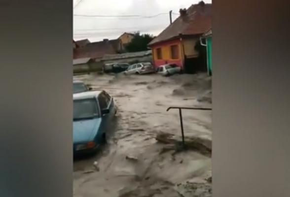 Rupere de nori, mașini luate pe sus. Zeci de gospodării au fost inundate de ploi, în Braşov (Video)