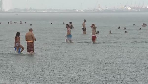 Distracţie pe litoral, în ciuda condiţiilor meteo. Turiştii nu mai fug de pe plajă din cauza ploilor torenţiale