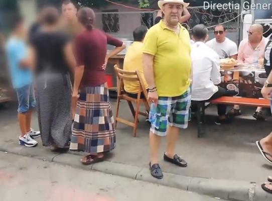 Pomană în mijlocul străzii, la Constanța! O familie de romi a încins grătarele pe asfalt, spre disperarea vecinilor