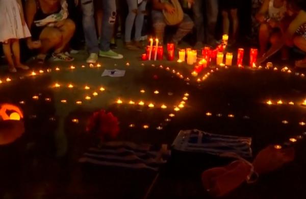 Imagini impresionante la Atena. Sute de greci au aprins lumânări în memoria celor morți în marele incendiu