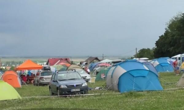 Camping uriaș în Brașov! Iubitorii de natură au întins 600 de corturi la poalele muntelui Măgura Codlei