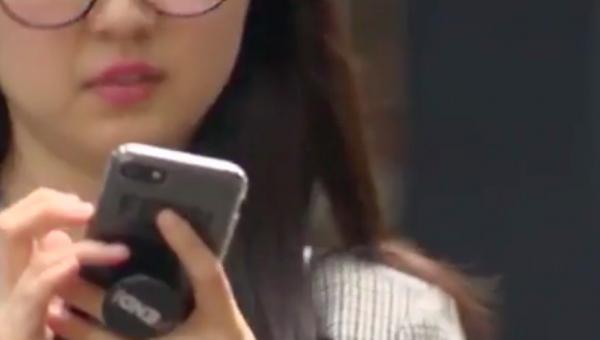 Elevii francezi nu mai au voie să folosească telefonul mobil la şcoală. Care sunt excepţiile