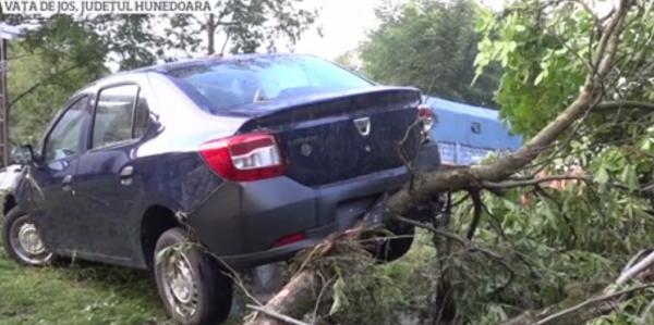 Inundații devastatoare în Hunedoara! O femeie de 71 de ani a murit după ce a fost luată de viitură