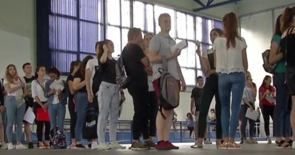 Mii de tineri au stat la coadă pentru a se înscrie la Academia de Poliție! Sunt șase candidați pe o uniformă