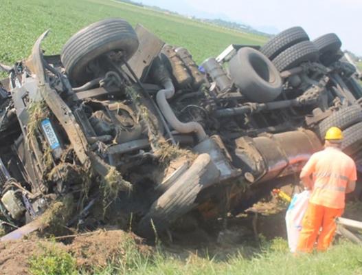 Gest eroic al unui şofer român din Italia. S-a răsturnat intenționat cu camionul în șant pentru a nu răni oameni