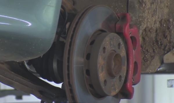 Preţurile RCA riscă să explodeze din nou, după un conflict între service-uri auto şi asiguratori