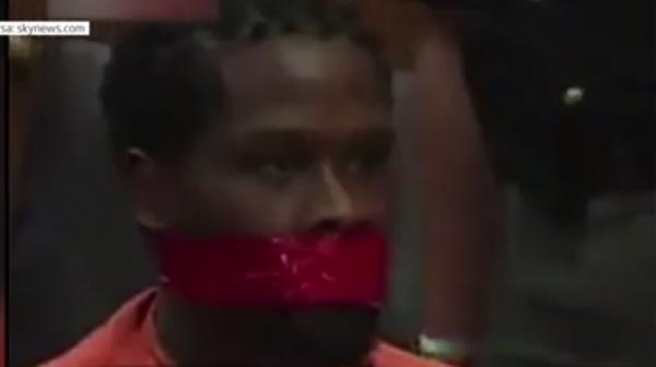 Un judecător din SUA a luat o măsură dură pentru a face linişte în sală. I-a pus bandă adezivă la gură unui inculpat