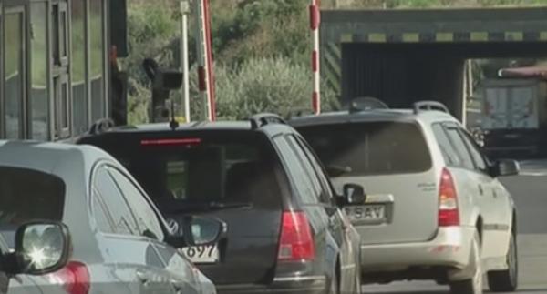 Trafic infernal spre mare. Turiștii stau o oră la coadă în benzinării, pe Autostrada Soarelui