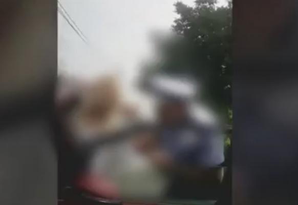 Mamă încătuşată în faţa copilului, în Ilfov. Femeia a oprit maşina neregulamentar, iar poliţiştii au urmărit-o prin oraş