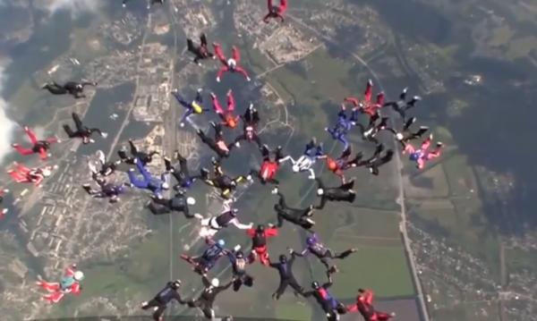 Record de parașutism în Ucraina 57 de femei au sărit de la 5.000 de metri altitudine