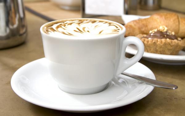 Studiu: Un român bea, în medie, cam două cafele şi jumătate pe zi