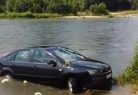 O maşină a fost luată de apă, pe malul Argeşului