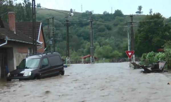 Puternice inundaţii într-o comună Caraş-Severin, după o furtună intensă