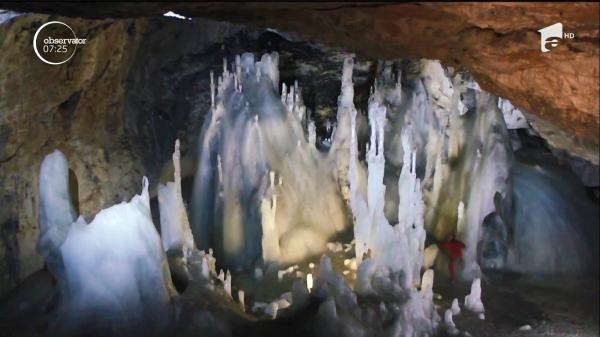 Peştera Scărişoara din Munţii Apuseni, un spectacol unic al naturii în România