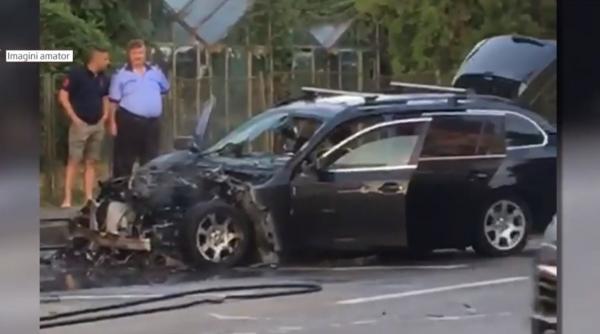 Panică pe o stradă din Piteşti! O mașină s-a făcut scrum după o defecțiune la un cablu electric