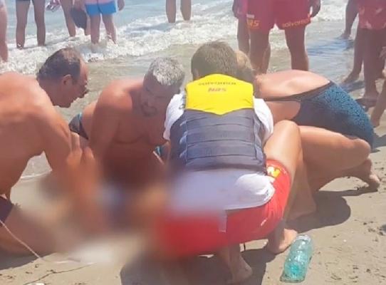 Miracol în Mamaia. Un copil de 5 ani înecat în mare a fost resuscitat şi salvat de doi angajaţi SMURD aflaţi în concediu, la plajă