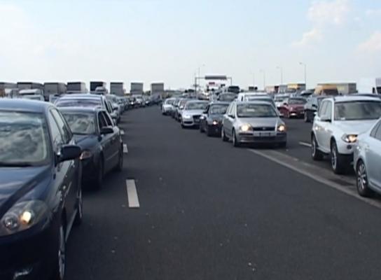 Drumul spre casă se împotmolește la vamă. La punctul de trecere Nădlac sunt cozi kilometrice