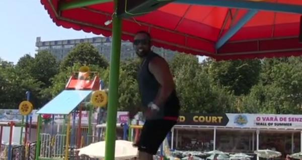 Un instructor de dans din Republica Dominicană face furori cu mişcările latino pe litoral