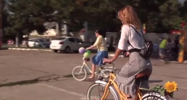 Spectacol de culoare pe străzile din Galaţi, la a treia ediţie a SkirtBike