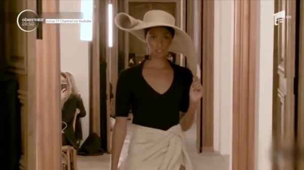 Pălăria uriașă din paie, la modă pe plajă în acest sezon