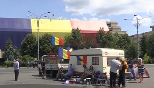 Românii din Diaspora vin acasă pentru miting. Primii protestatari au ajuns în Piaţa Victoriei
