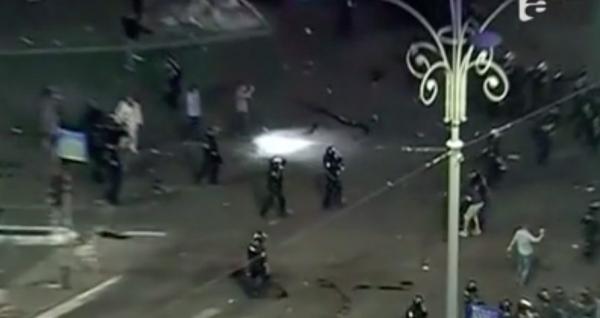 Poliţiştii l-au prins pe unul dintre cei care au furat o armă a jandarmilor, în timp ce aceştia erau bătuţi crunt!