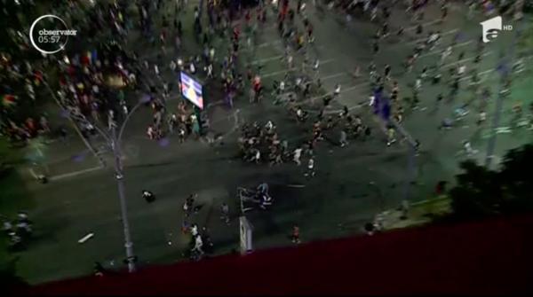 Bucureşti, scena unor violenţe fără precedent, la mitingul Diasporei. Doi jandarmi au fost puşi la pământ şi bătuţi cu bestialitate