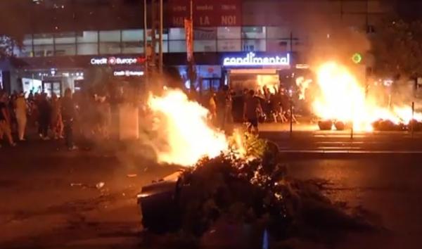 Protest violent în Piaţa Victoriei. Peste 500 de oameni răniţi, prinşi în confruntări cu tunuri de apă, lacrimogene şi incendii