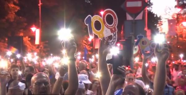 Protest pașnic în faţa Guvernului. Oamenii au luminat cu lanterne Piaţa Victoriei